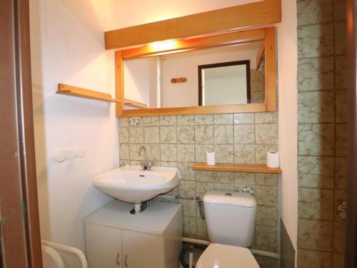 uma casa de banho com um lavatório, um WC e um espelho. em Studio Le Grau-du-Roi, 1 pièce, 4 personnes - FR-1-307-244 em Le Grau-du-Roi