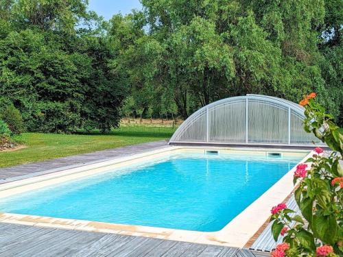 Gîte familial avec piscine couverte, jardin privé, proche d'Aubeterre-sur-Dronne - FR-1-653-239