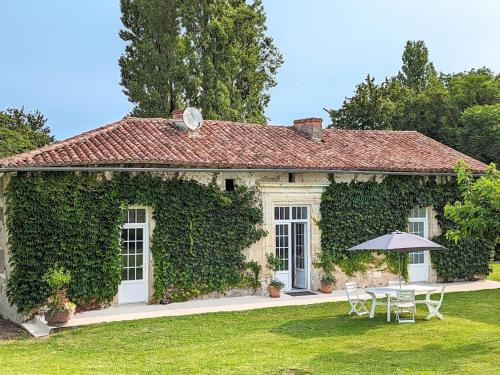 Galeriebild der Unterkunft Gîte familial avec piscine couverte, jardin privé, proche d'Aubeterre-sur-Dronne - FR-1-653-239 in Bellon