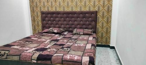 Postel nebo postele na pokoji v ubytování Shree radhe Kunj Guest House