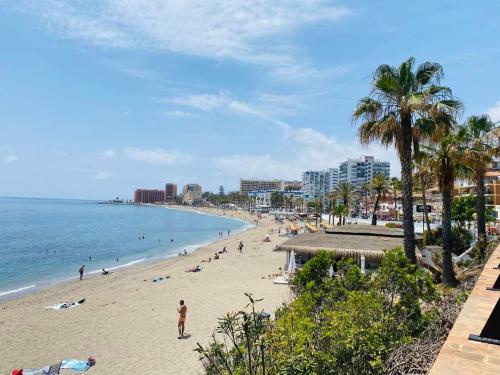 マラガにあるCosta del Sol Holidaysの砂浜と海の上の人々と一緒に楽しめる海岸
