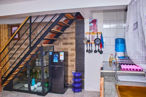 uma cozinha com uma escada e um frigorífico num quarto em Jabulani Private Villas em Arusha