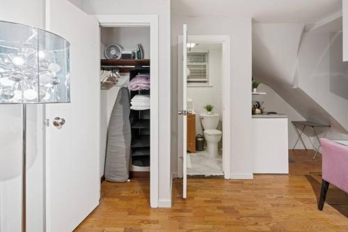 um quarto com um armário com um WC e uma escada em Studio Haven in Times Square & Nearby Restaurants em Nova York
