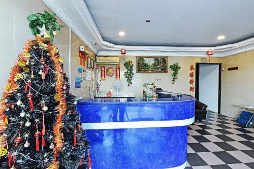 a christmas tree in a lobby with a blue counter at OYO 90806 Rumah Tumpangan Laut Selatan in Johor Bahru