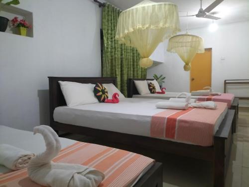 En eller flere senger på et rom på Sanjana Home Stay