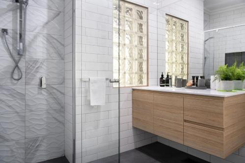 un bagno con doccia con mobiletto in legno e lavandino di Arabella Heights a Daylesford