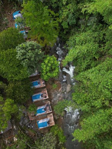 una vista aérea de un río y un grupo de complejos turísticos en Malaris Adventure Camp, 