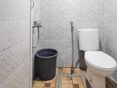 baño con aseo y cubo de basura en RedDoorz at Perdagangan Simalungun, en Perdagangan-tomuon