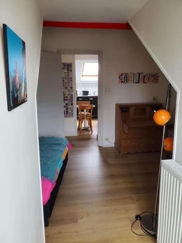 une chambre avec un lit et une salle à manger dans l'établissement Au trente-neuf, à Nevers