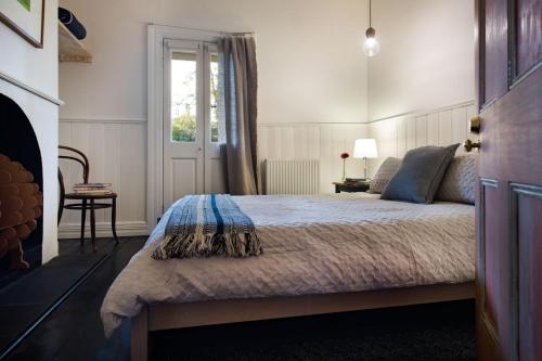 een slaapkamer met een bed en een raam bij Aysgarth in Daylesford