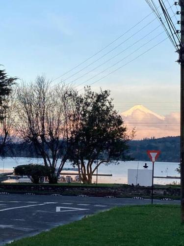 - une vue sur une rue avec une montagne en arrière-plan dans l'établissement Villarrica: lago, volcán y parques naturales, à Villarrica