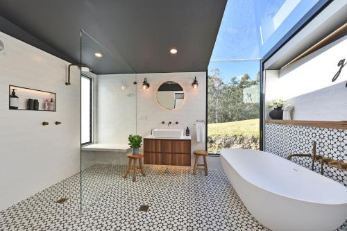 baño con bañera grande y lavamanos en Cariad Private Country Hideaway at Mount View - stunning 360d viewss, en Mount View