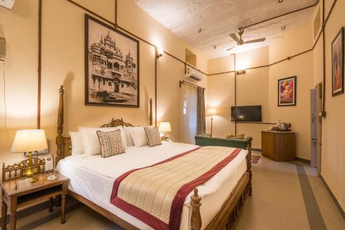 Ein Bett oder Betten in einem Zimmer der Unterkunft Tree Of Life Bhadrajun House, Jodhpur