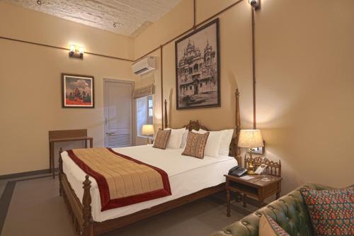 Ein Bett oder Betten in einem Zimmer der Unterkunft Tree Of Life Bhadrajun House, Jodhpur