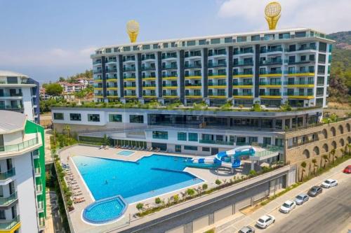 una vista aérea de un hotel con piscina en Premium Mediterranean Apartment, en Alanya