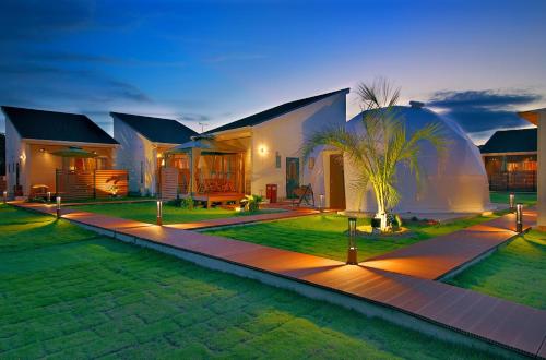 a house with a courtyard with a palm tree at Ducale Garden Hotel Kujukuri in Kujukuri