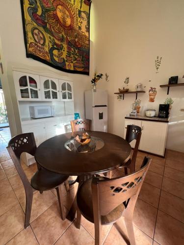 ココにあるMariposa End Unit Loftのダイニングルーム(テーブル、椅子付)