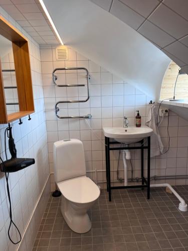 Koupelna v ubytování Trevligt rum för två personer med eget badrum