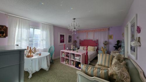リッチモンドにあるsweet homeの子供用ベッドルーム(ベッド1台、テーブル付)