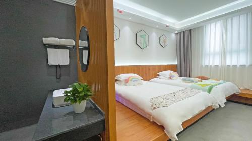 Ένα ή περισσότερα κρεβάτια σε δωμάτιο στο Lin Ting Holiday Hotel Pudong Airport