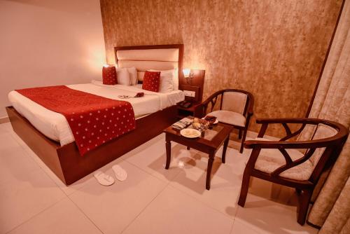 Postel nebo postele na pokoji v ubytování Konark Grand Hotel