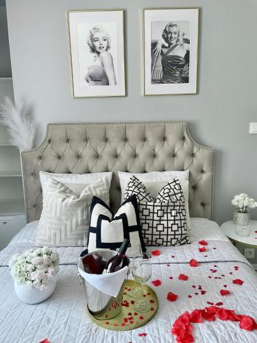 維斯瓦的住宿－Pokoje Marilyn Monroe，一张床上有一堆枕头