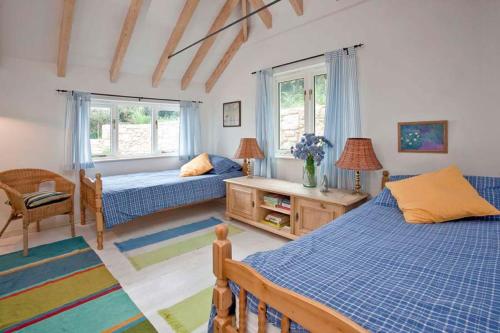 Postelja oz. postelje v sobi nastanitve Tresillian, Stunning Spacious Cottage By Beach Sea-views Large Gardens