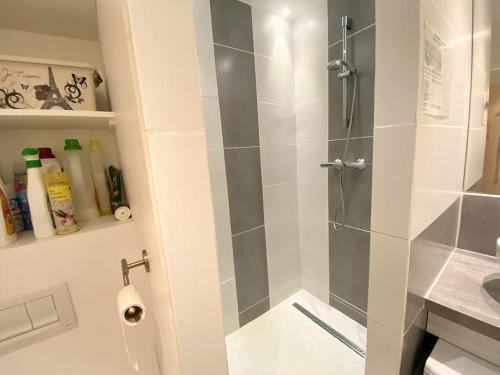 une douche avec une porte vitrée dans une salle de bain dans l'établissement Appartement à la montagne au pied des pistes Classé 3 étoiles, à Saint-Lary-Soulan