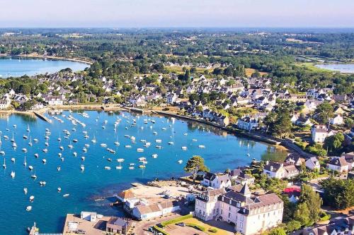 an aerial view of a harbor with boats in the water at Appartement Terrasse - Vue Imprenable sur le Golfe in Larmor-Baden