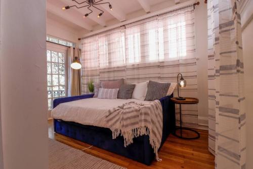 um quarto com uma cama azul e uma janela em Modern Midtown Getaway - Luxury Chic Unit em Atlanta