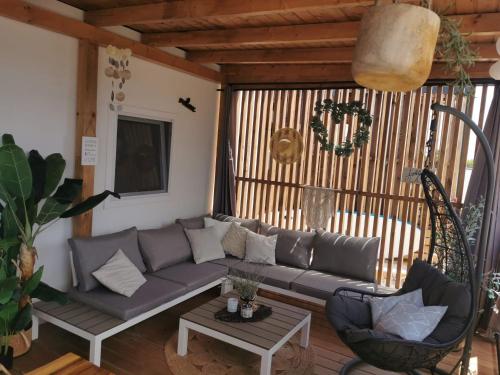 - un salon avec un canapé et une table dans l'établissement Hollers Holiday Homes Haus Max, à Drage