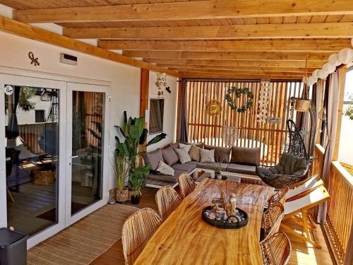 德拉葛的住宿－Hollers Holiday Homes Haus Max，客厅配有木桌和椅子