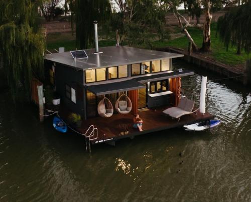 Ark-imedes - Unique float home on the Murray River