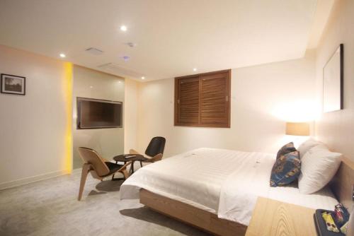Uma TV ou centro de entretenimento em Hotel Able