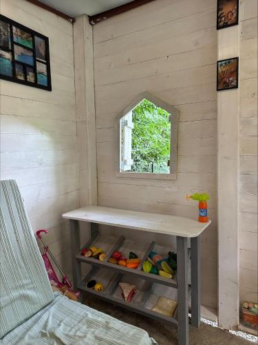 a small room with a table and a window at Flow House in Satu Mare