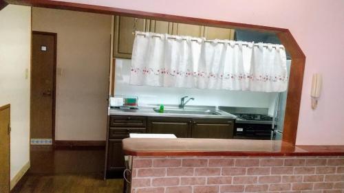 een keuken met een wastafel en een raam bij のんびれっじ　季流　（きりゅう） in Nasushiobara