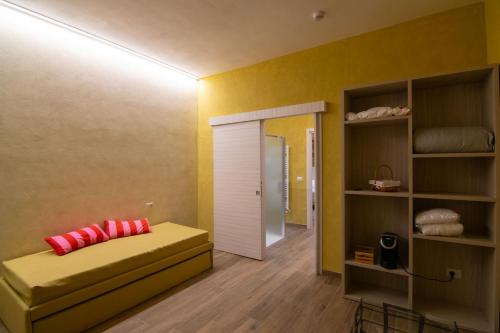 ein Schlafzimmer mit einem Bett mit roten Kissen darauf in der Unterkunft Boutique Relais Villa Sofia in Gaiole in Chianti