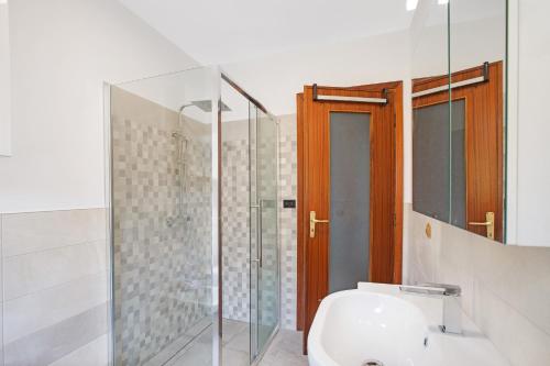 bagno con doccia in vetro e lavandino di Yellow Apartment a Sarre