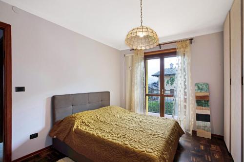 Llit o llits en una habitació de Yellow Apartment