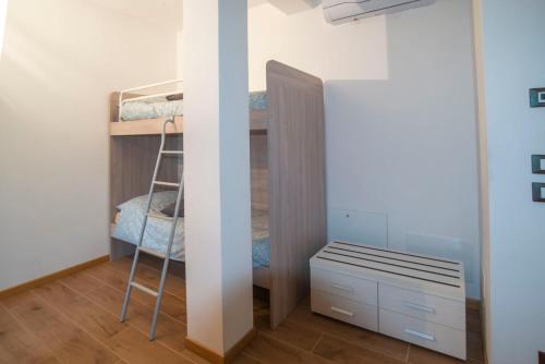 Ca' dei Berici في Tormeno: غرفة نوم صغيرة مع سرير بطابقين وسلم