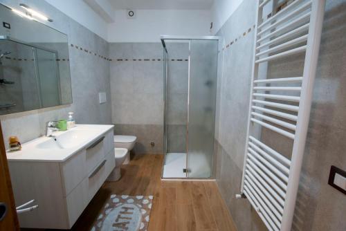 La salle de bains est pourvue d'une douche, d'un lavabo et de toilettes. dans l'établissement Ca' dei Berici, à Tormeno