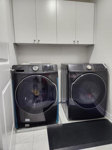 a dryer and a washing machine in a kitchen at Stay with Star in Ottawa