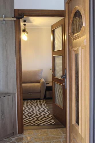 una puerta que da a una sala de estar con sofá en Mountain Village House, en Cetinje