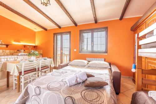 1 Schlafzimmer mit 2 Betten in einem Zimmer mit orangefarbenen Wänden in der Unterkunft Villa del Geco in Poggiardo