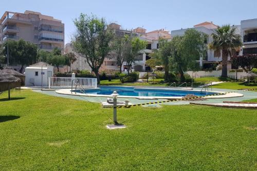 Blick auf den Pool in einem Park in der Unterkunft Preciosa casa de lujo con piscina-150m de la playa in Almería