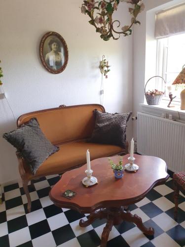 uma sala de estar com um sofá e uma mesa em Pegasus Bed & Breakfast em Hillerød
