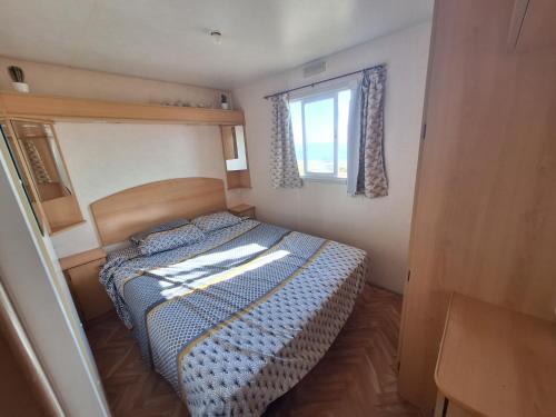 Postel nebo postele na pokoji v ubytování Mobil-home on the beach