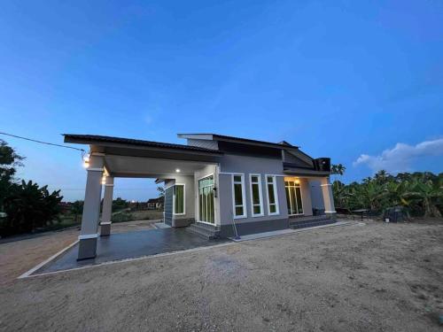 une petite maison est caractéristique des tropicales dans l'établissement Majestic Homestay - Pasir Puteh, à Pasir Puteh