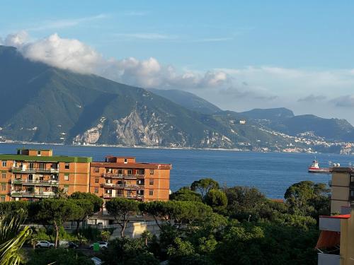 - Vistas a la ciudad, al océano y a las montañas en Sogno di mezza estate, en Torre Annunziata