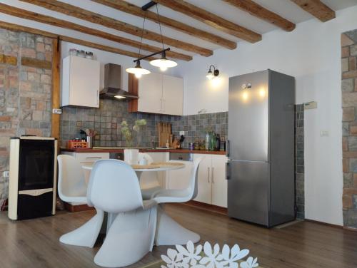 uma cozinha com uma mesa branca e um frigorífico em Prime Apartment Piran em Piran